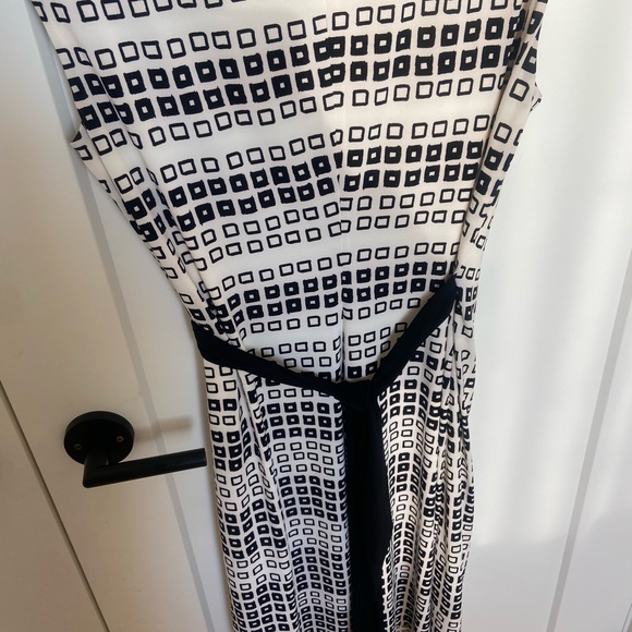 White and black Lauren Ralph Lauren Dress, ruching with tie in the back - Picture 2 of 4